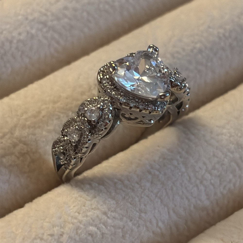 Heart rhinestone silver ring new - Picture 3 of 8